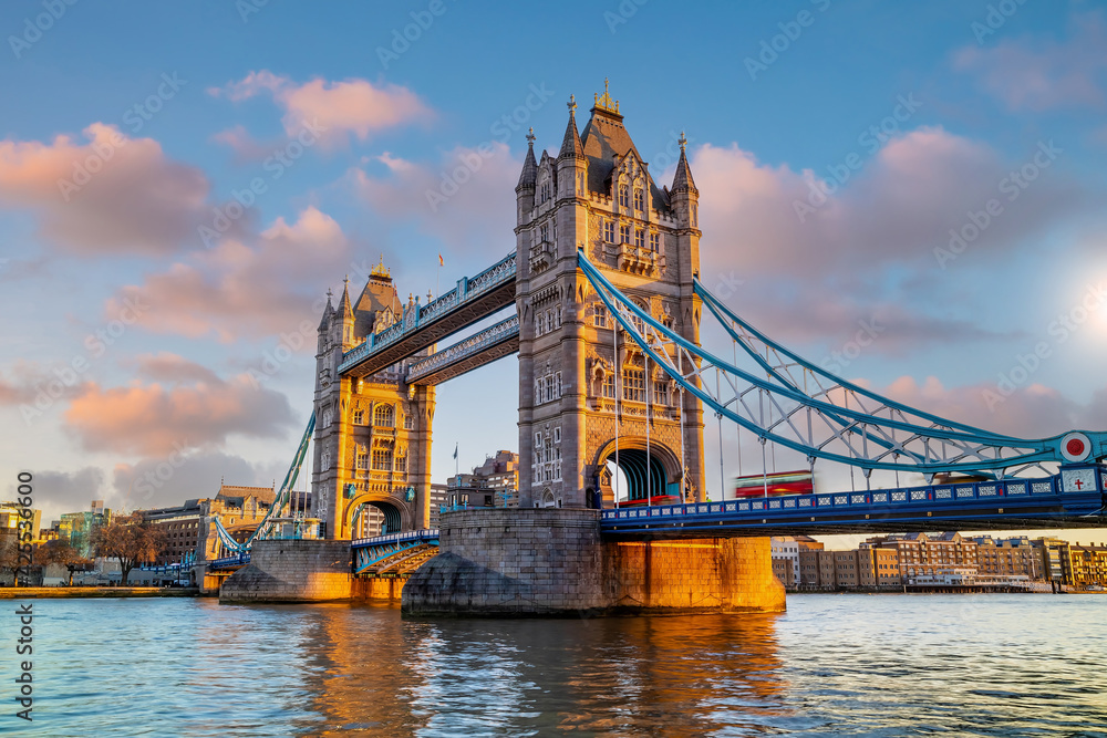 Obraz premium London city skyline with Tower Bridge, cityscape in UK