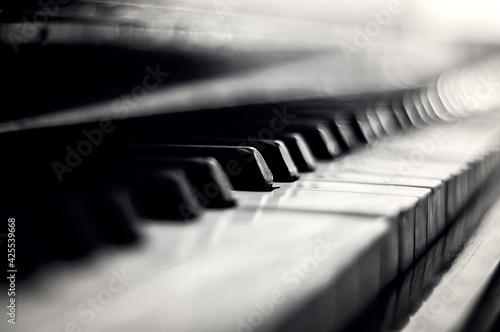 Φωτογραφία Piano keys closeup monochrome. Side view