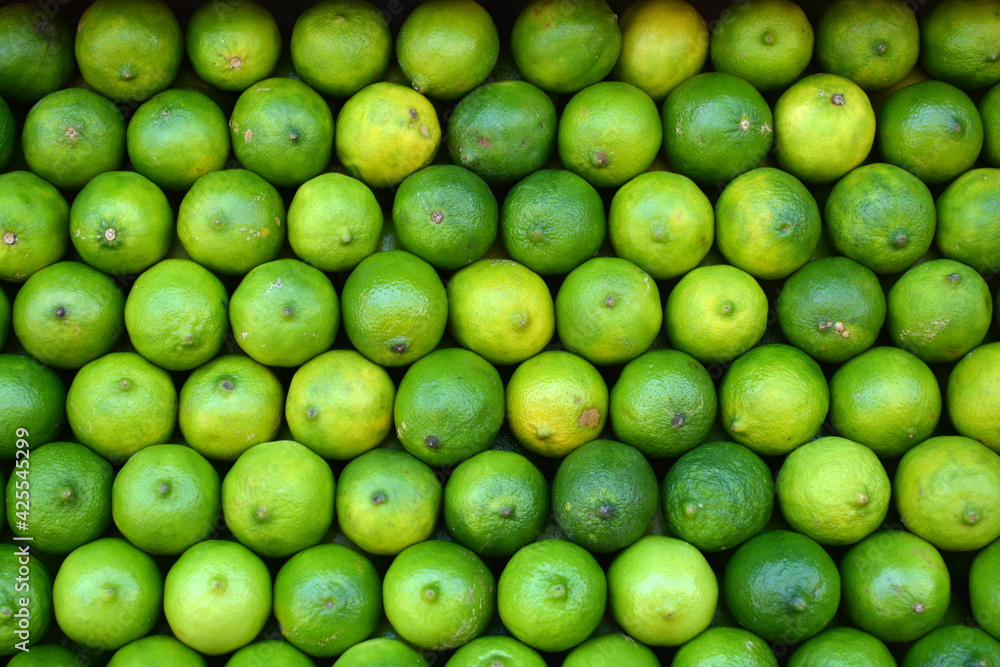 Limonen - Auslage in einem Obst- und Gemüseladen in Brooklyn, New York, USA Limonen - Auslage in einem Obst- und Gemüseladen in Brooklyn, New York, USA