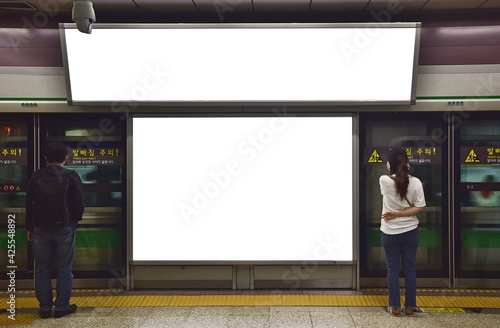 서울 지하철 플랫폼 광고판 목업 배경