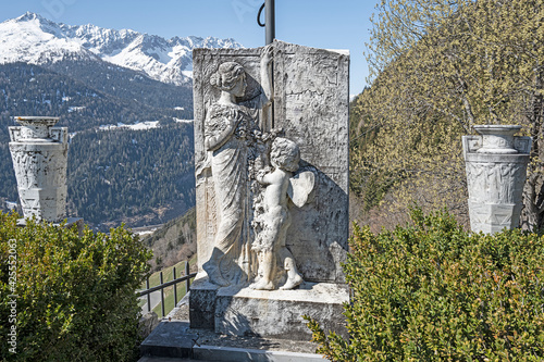 Grabmal bei der Kirche von Altanca, Kanton Tessin, Schweiz photo