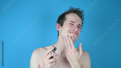 Εκτύπωση καμβά Portrait of a sad disgruntled man on blue background
