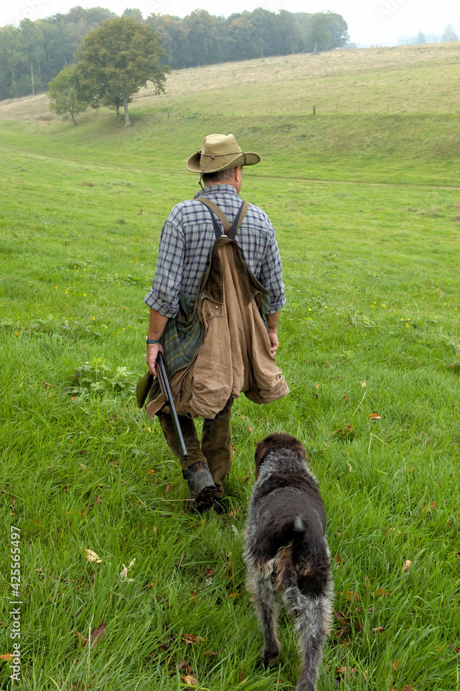 Chasseur avec son chien tenant son fusil en position cassée. Règles de  sécurité de la chasse Photos | Adobe Stock