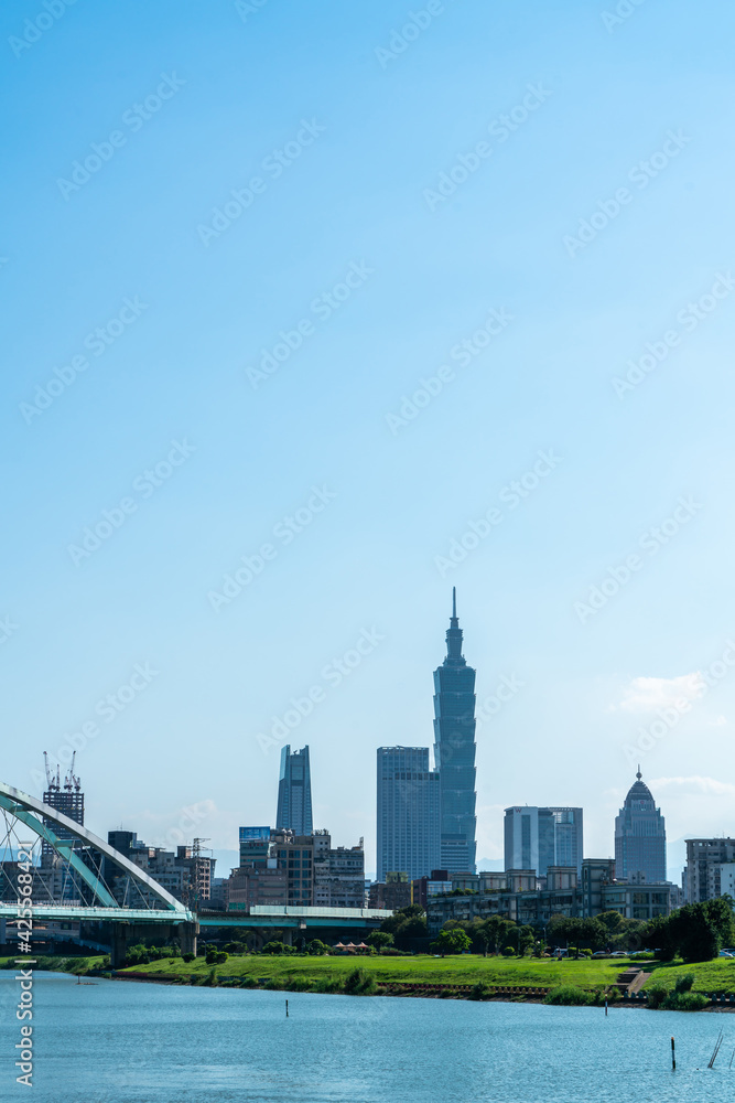 Obraz premium Taipei, Taiwan - Oct 4, 2020: skyline of the taipei city by the river with taipei 101 tower