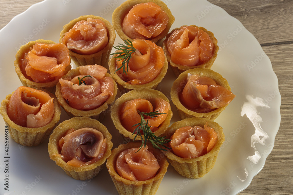 Tasty tartlets with salted salmon.