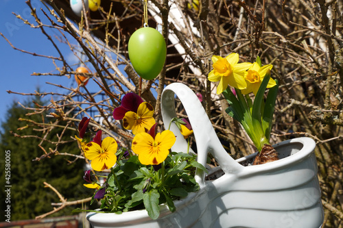 Ostern Frühling bunte Dekoration im Garten 