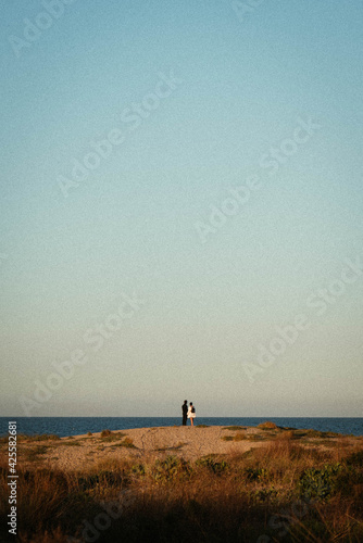 Pareja frente a la inmesidad del cielo y el mar