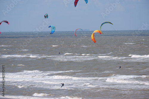 Kitesurfer am Meer Holland Zandvoort photo