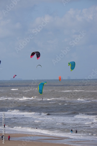 Kitesurfer am Meer Holland Zandvoort photo