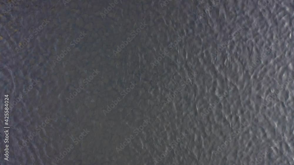 Water Texture - Realistic Background 4K Video - River and Water Concept. Zoom sur le fond de la rivière. Rivière en Auvergne, France.