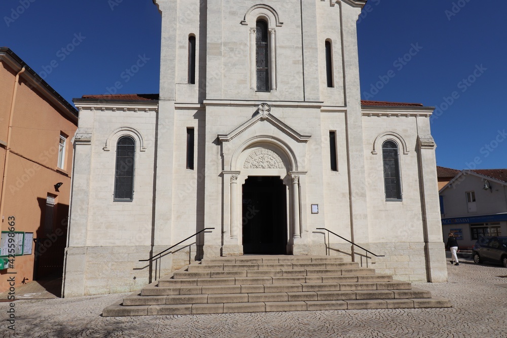L'église catholique Sainte Marie Madeleine, vue de l'extérieur, ville de Mions, département du Rhône, France
