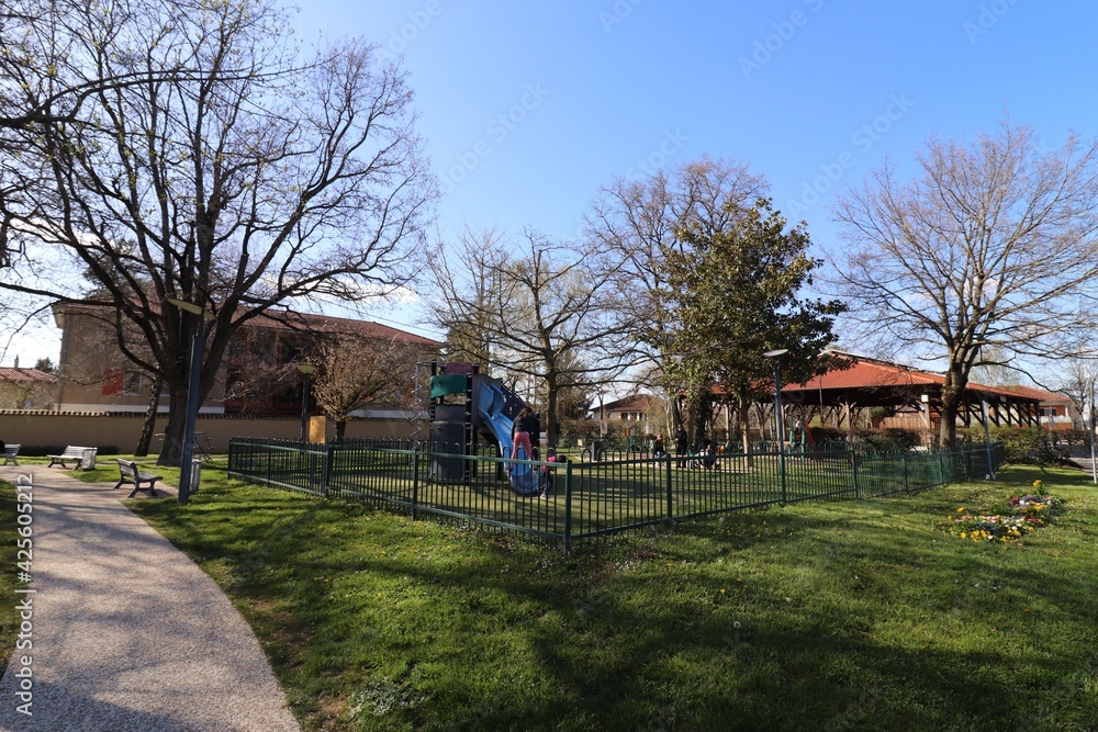 Le jardin public de la halle du marché, ville de Mions, département du Rhône, France Le jardin public de la halle du marché, ville de Mions, département du Rhône, France
