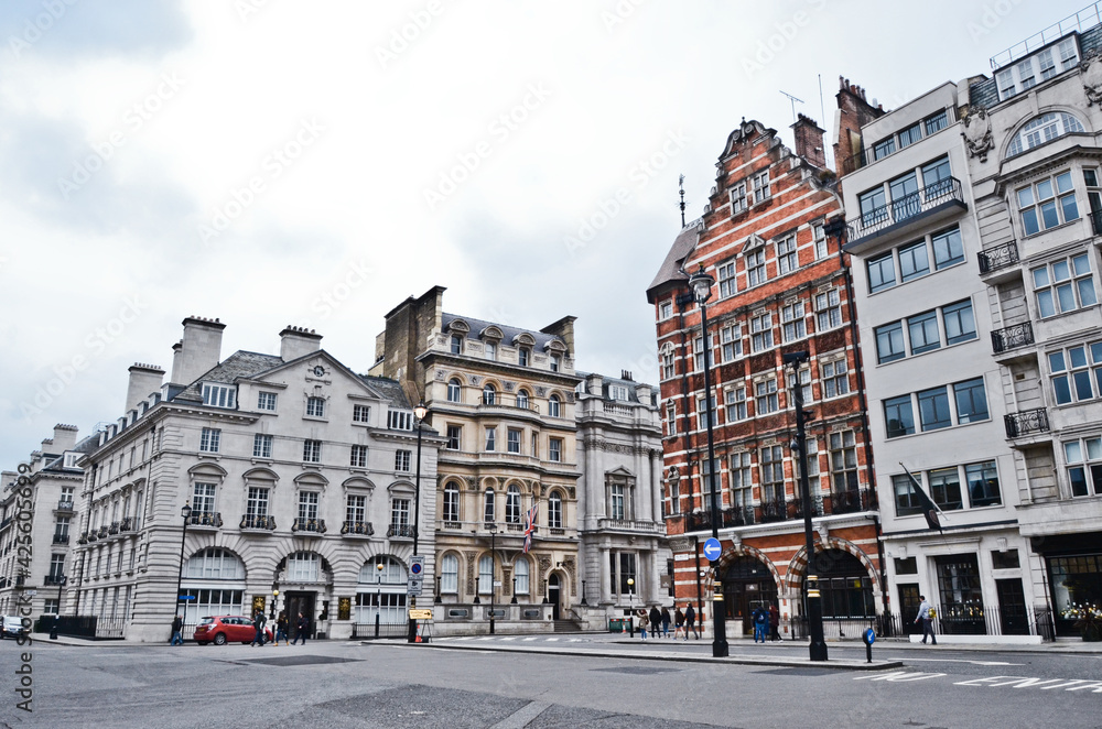 LONDON, GREAT BRITAIN: Scenic view of the city streets with buildings and facades