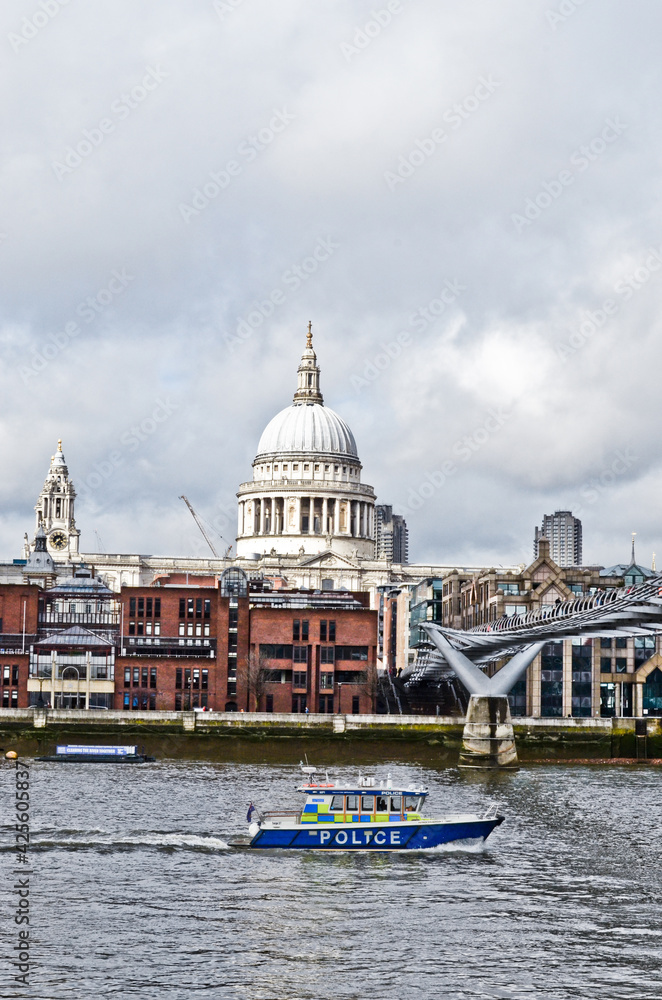 LONDON, GREAT BRITAIN: Scenic view of St.Pauls Cathedral with city buildings 