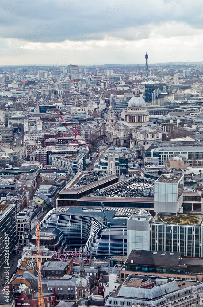 Obraz premium LONDON, GREAT BRITAIN: Scenic aerial view of the cityscape from Sky Garden observation deck