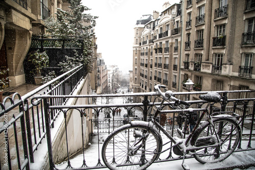 Photography paris montmartre in the winter snowstorm
