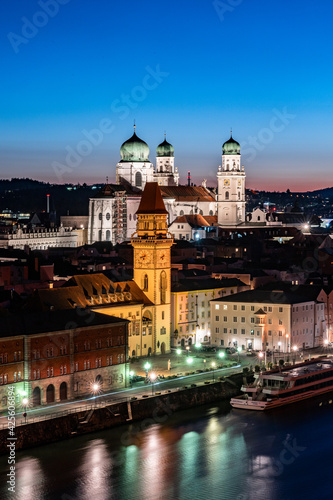 Passau Altstadt, Rathausturm, Dom St.Stephan im Abendlicht