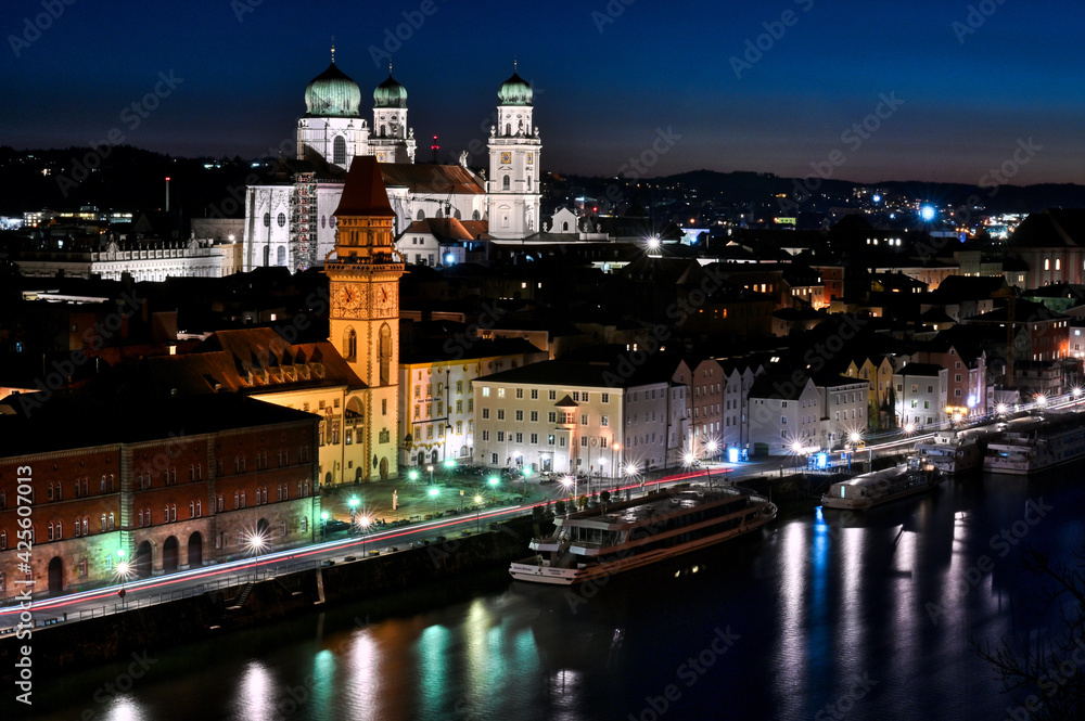 Passau, Altstadt mit Rathausturm und Dom St.Stephan