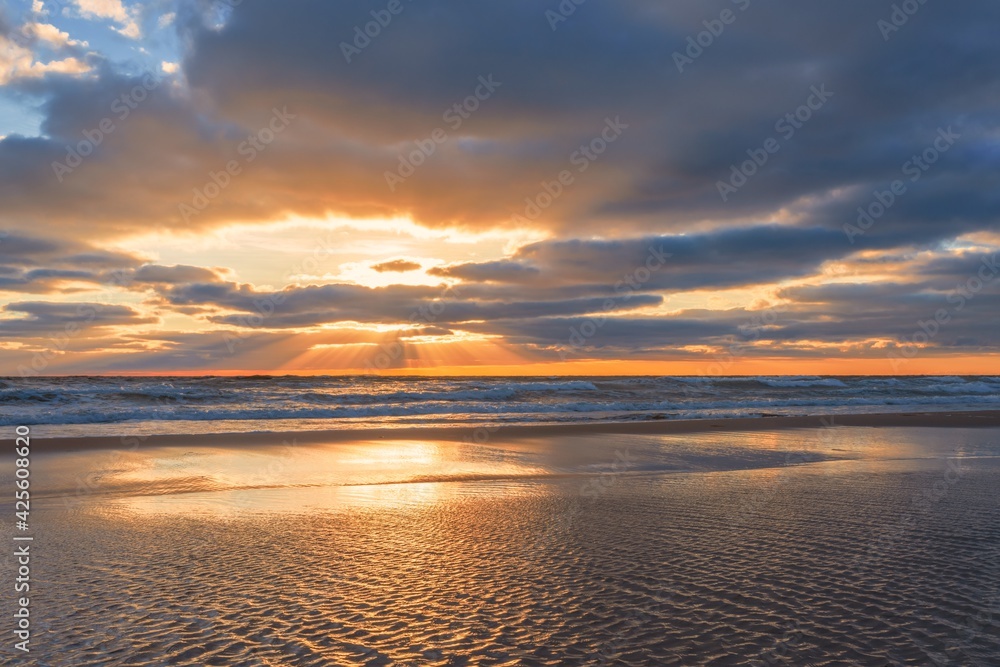Sonnenaufgang am Ostsee Sand Strand auf Rügen bei Lobbe