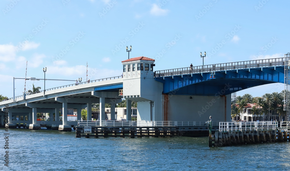 Fototapeta premium The drawbridge at Las Ola Boulevard in Fort Lauderdale, Florida, USA.