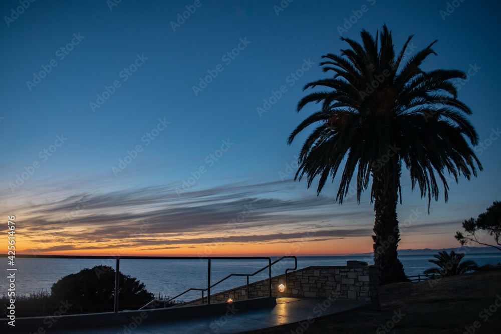 Obraz premium Sunset over Pacific Ocean in Rancho Palos Verdes