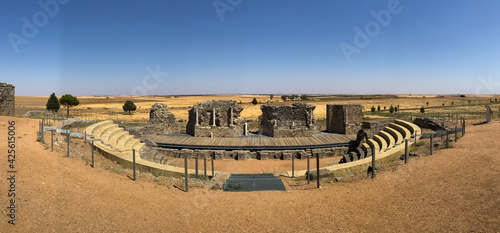 Fotografía Casas de Reina, spain; 09 03 2019: These are the ruins of the Roman theater of Regina south of Badajoz