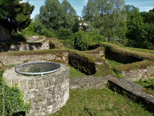 Rekonstruierte Fundamente und Brunnen der römischen Villa Sarabodis in Gerolstein / Vulkaneifel photo