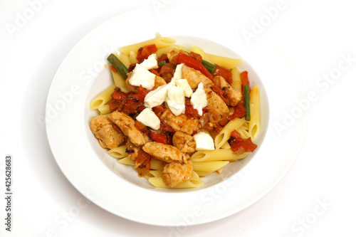 Pasta with chicken, tomatoes, mozzarella and green beans