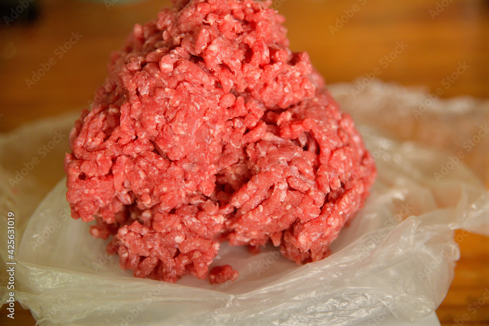 carne molida de vacuno, preparación de hamburguesa casera. carne molida de vacuno, preparación de hamburguesa casera.