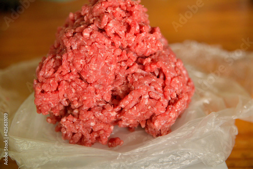 Konstfotografi carne molida de vacuno, preparación de hamburguesa casera.