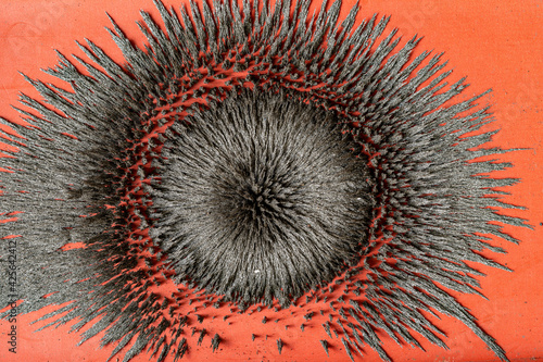 Pó de metal formando o sentido magnetico