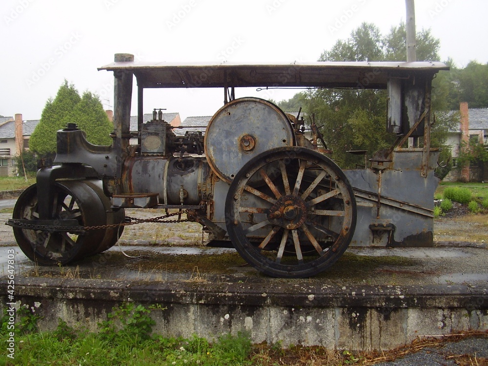 Vieja apisonadora situada a la entrada de la ciudad de Vilalba, en Galicia, que sirvió antaño para asfaltar carreteras y eliminar los baches y socavones. 