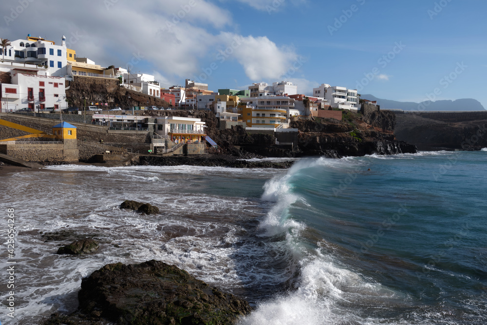 Vista del pueblo de Sardina del Norte, Gran Canaria, islas Canarias, donde se puede ver el mar con sus olas y algunas casas referentes del pueblo. 