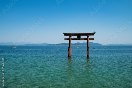 琵琶湖にたつ白髭神社の鳥居 