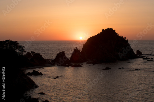 浦富海岸の菜種島に沈む夕日