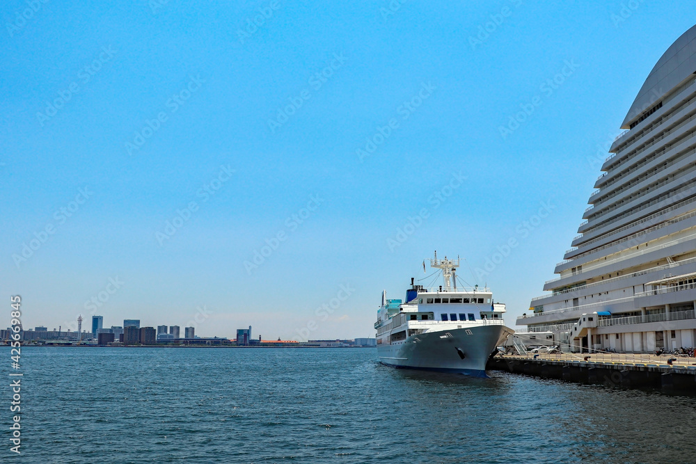 神戸港の埠頭に停泊する客船