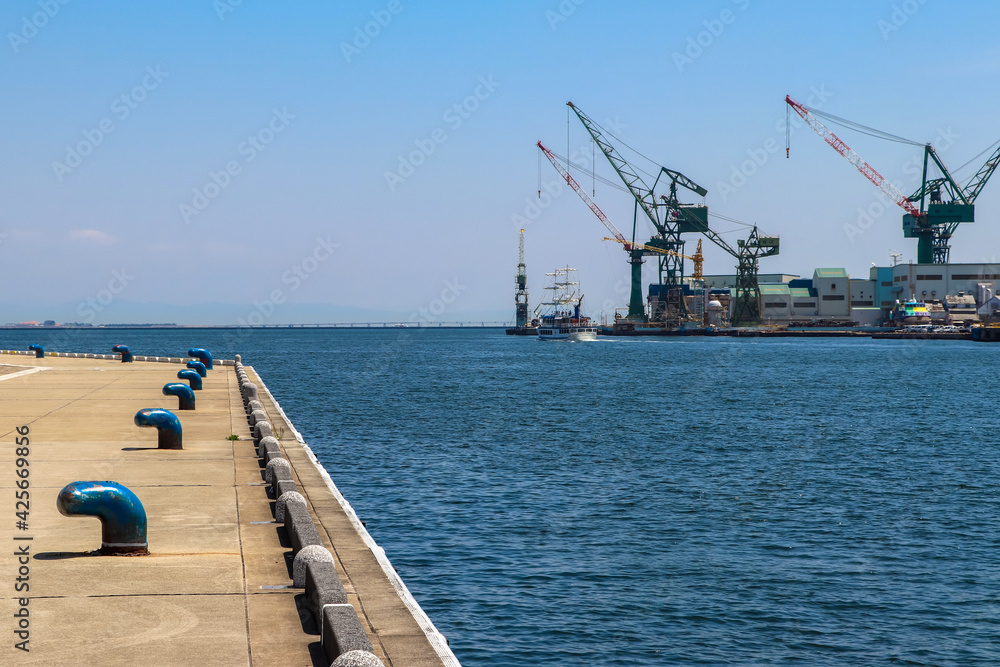 係船柱が並ぶ神戸港の埠頭