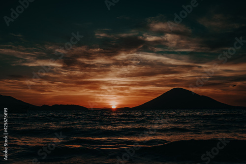atardecer, mar, cielo, acuático, paisaje, sol, playa, amanecer, montagna, naturaleza, isla, oceáno, anaranjada, nube, anochecer, montagna, nube, viajando, alba, azul, noche, anochecer, luz solar, impr