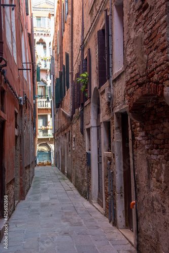 discovery of the city of Venice and its small canals and romantic alleys © seb hovaguimian