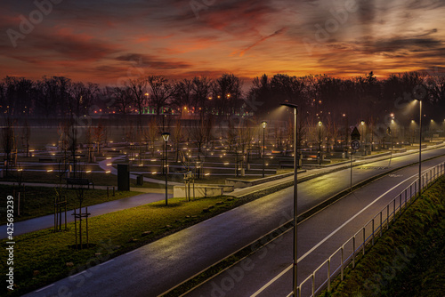 park 800-lecia Opola oświetlony w nocy