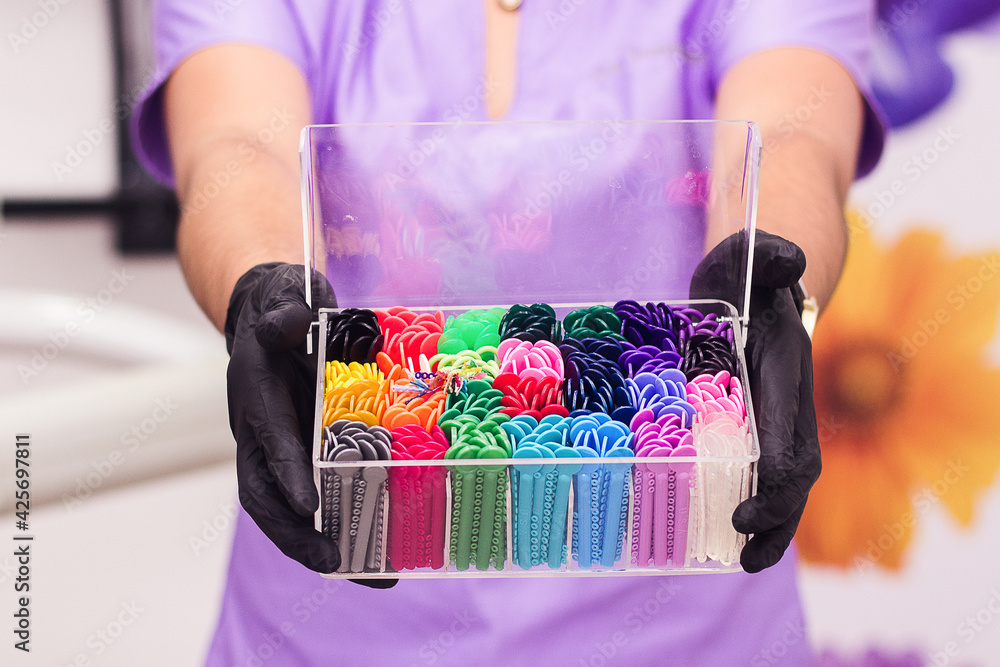 Different colors of brackets. Diferentes colores de ligas para brackets