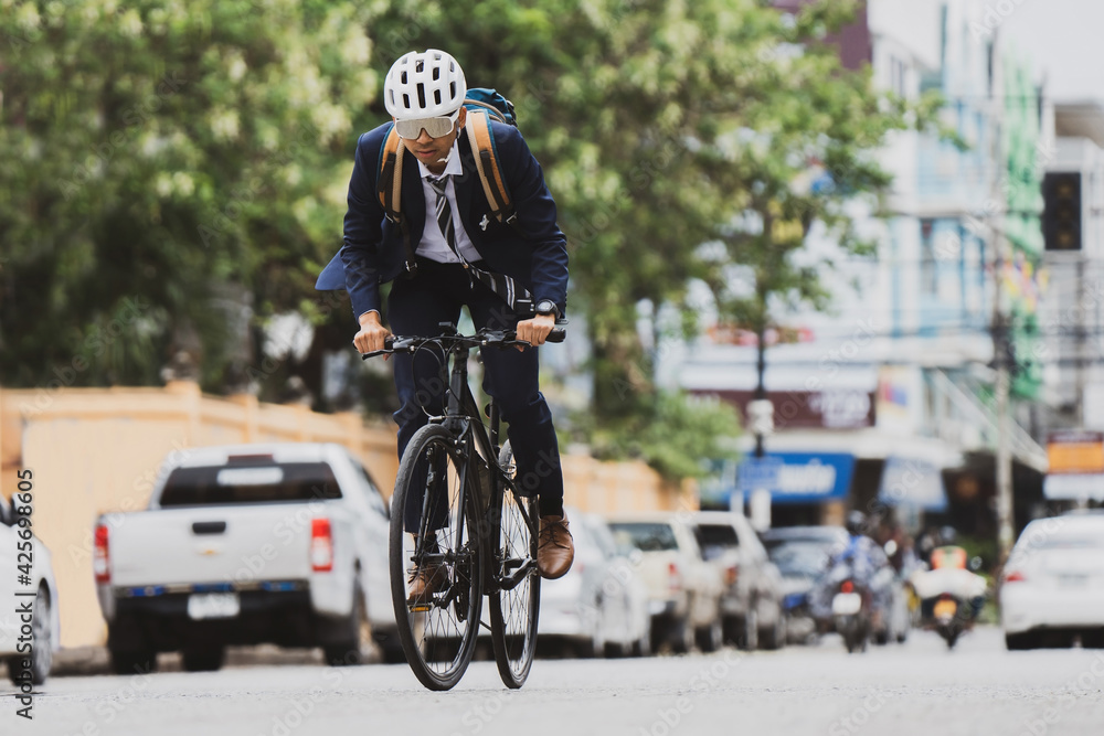 Fototapeta premium Salary workers are cycling in the city to work at rush hour.