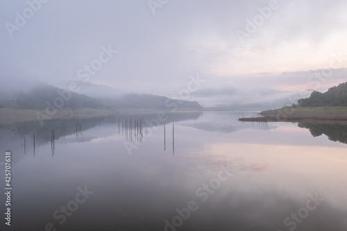 夏の沼田町 朝霧のホロピリ湖  © TATSUYA UEDA