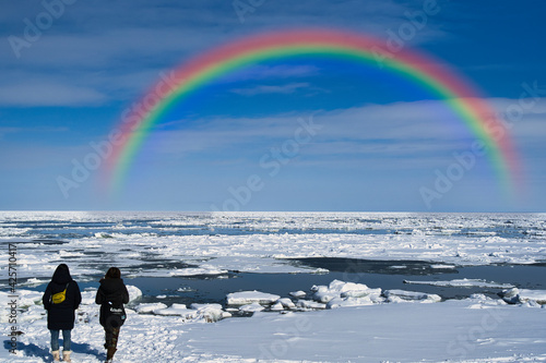 オホーツク海の流氷原にかかる虹