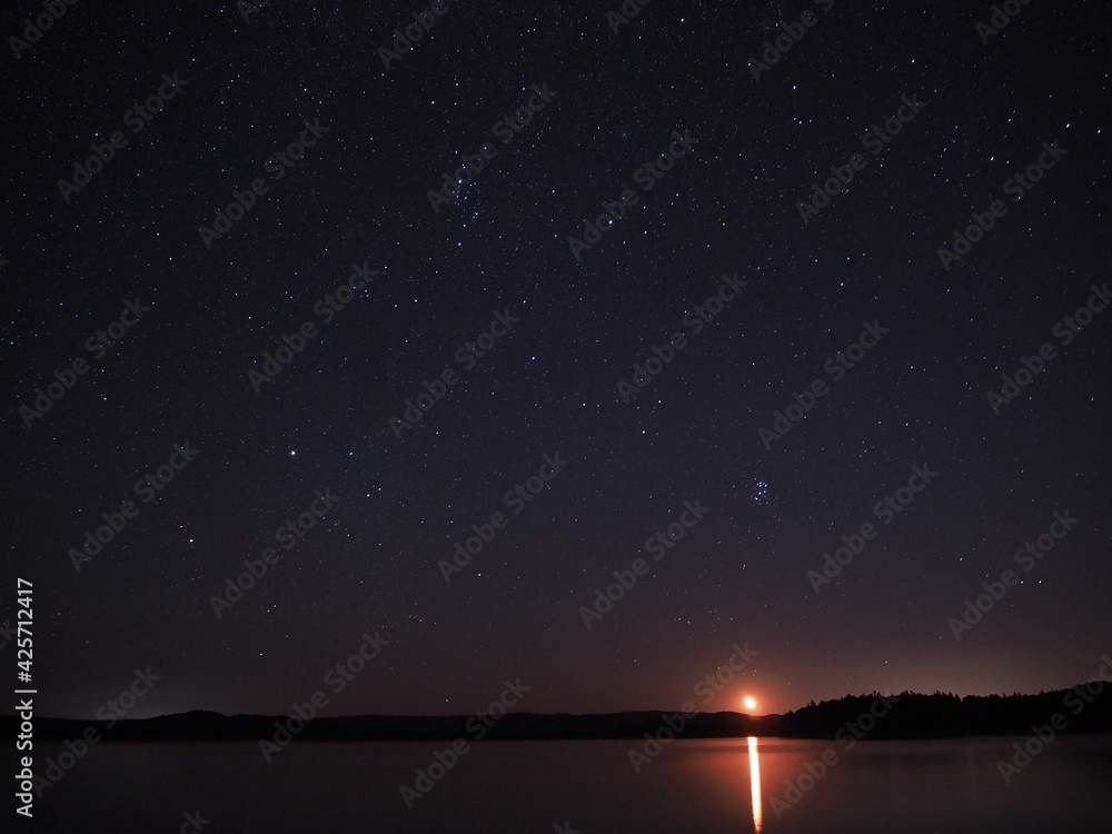 夜の朱鞠内湖 月の出の風景
