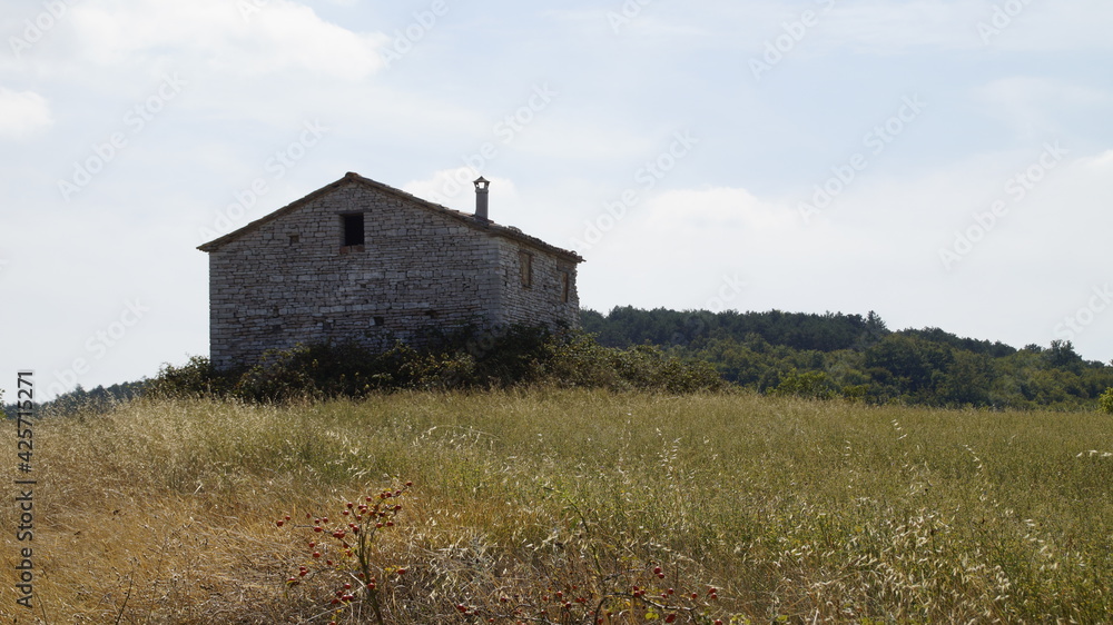 Casa in pietra sui monti delle Cesane nelle Marche Casa in pietra sui monti delle Cesane nelle Marche