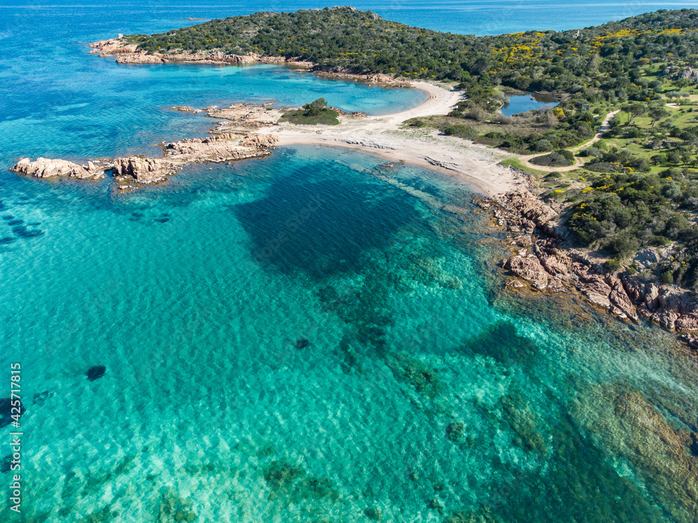 Sardegna: Calette nell'area marina protetta di Tavolara. Veduta aerea