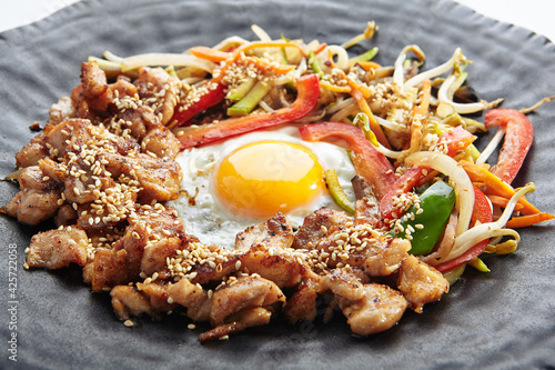 Slika na platnu Teppan japanese cuisine - Teppanyaki Chicken with Egg and Vegetables