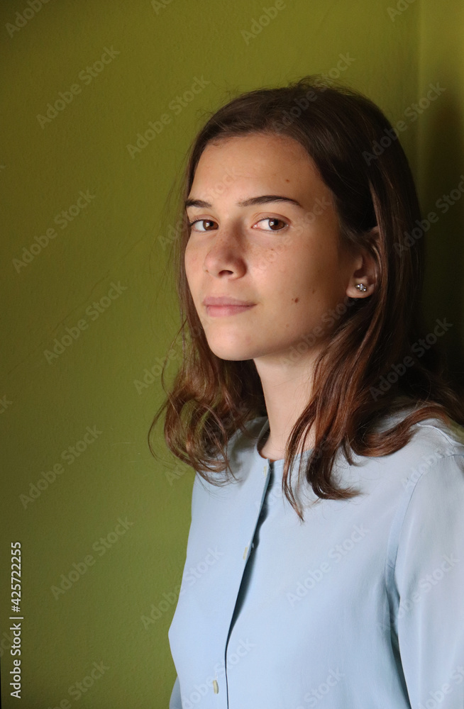 RITRATTO DI GIOVANE RAGAZZA CON SFONDO VERDE RITRATTO DI GIOVANE RAGAZZA CON SFONDO VERDE