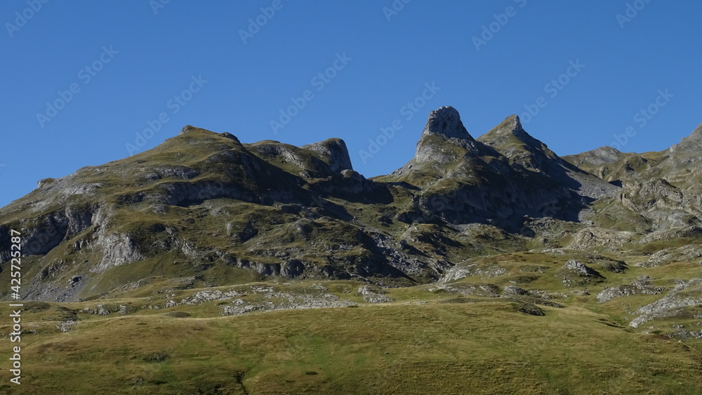 Obraz premium beautiful glacier mountain landscape in the french pyrenees 